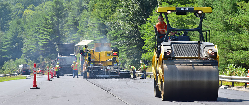 Hình ảnh quy trình rải asphalt nóng trên mặt đường