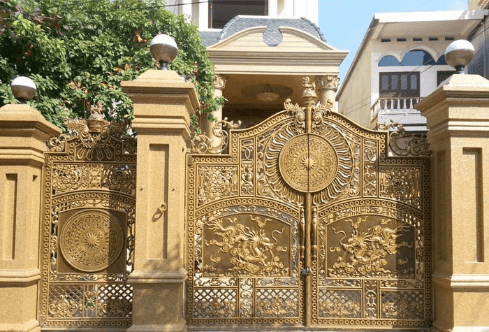 Cổng nhôm đúc thường từ 7–12 triệu/m², cao hơn nhiều so với cổng sắt chỉ 1,2–5 triệu/m².