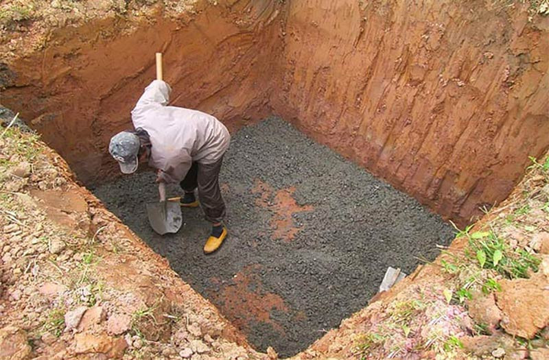 Đào đất hố móng tạo không gian đặt móng cho công trình.