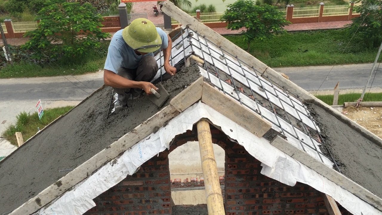 Công đoạn đan sắt mái 2 lớp phải tuân thủ đúng kỹ thuật để đảm bảo kết cấu an toàn.