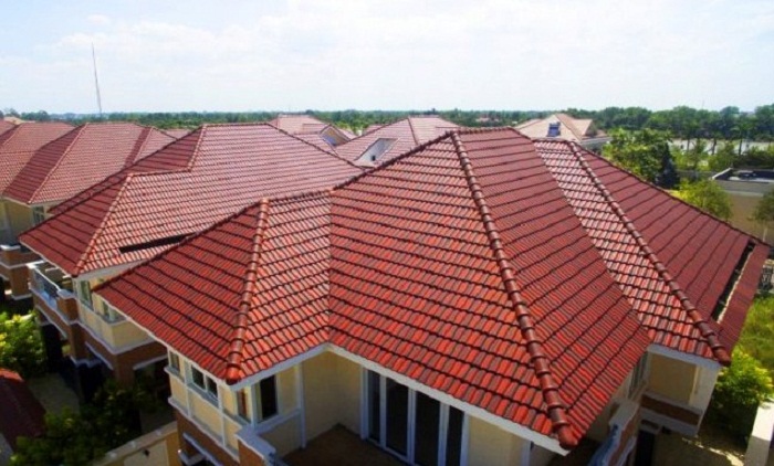 So sánh mái lợp tôn giả ngói và mái ngói truyền thống, giúp chủ nhà dễ dàng lựa chọn vật liệu phù hợp.