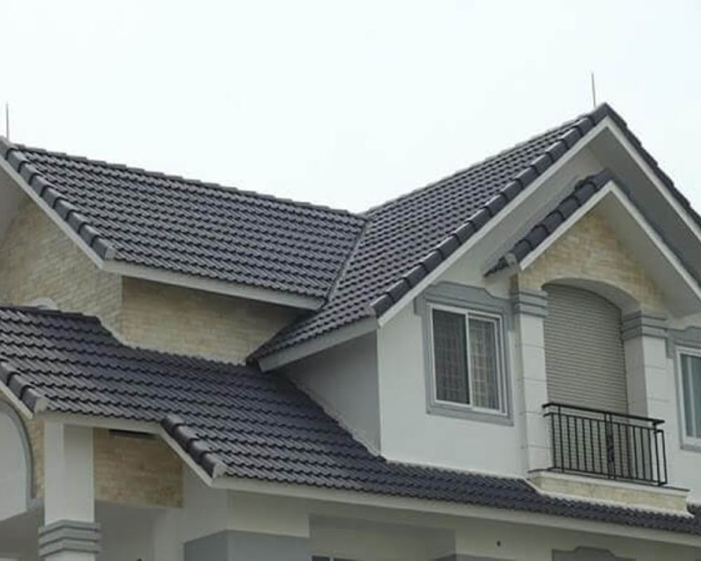 Cận cảnh cấu tạo tấm tôn giả ngói với lớp PU cách nhiệt, giúp tăng hiệu quả chống nóng cho ngôi nhà.