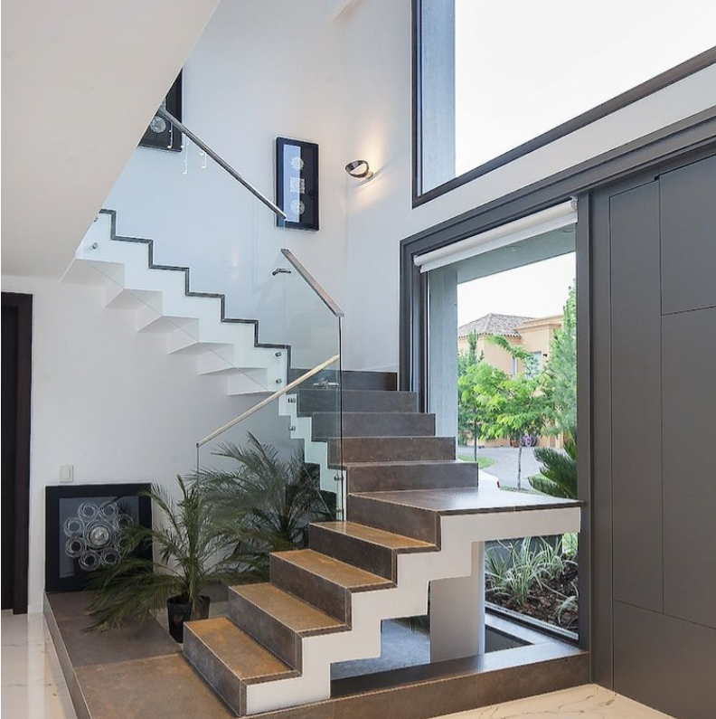 cầu thang dựa tường 