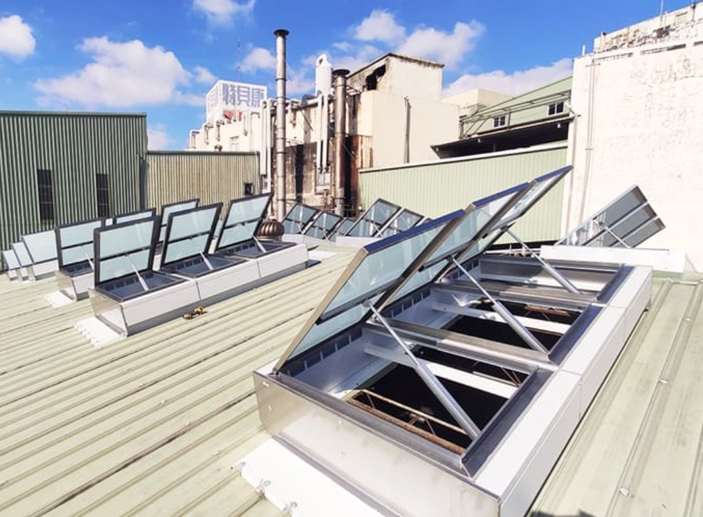 Lắp cửa thoát gió khi thi công giếng trời