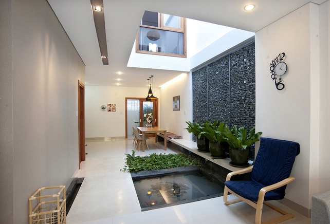 Thông tầng giữa nhà 