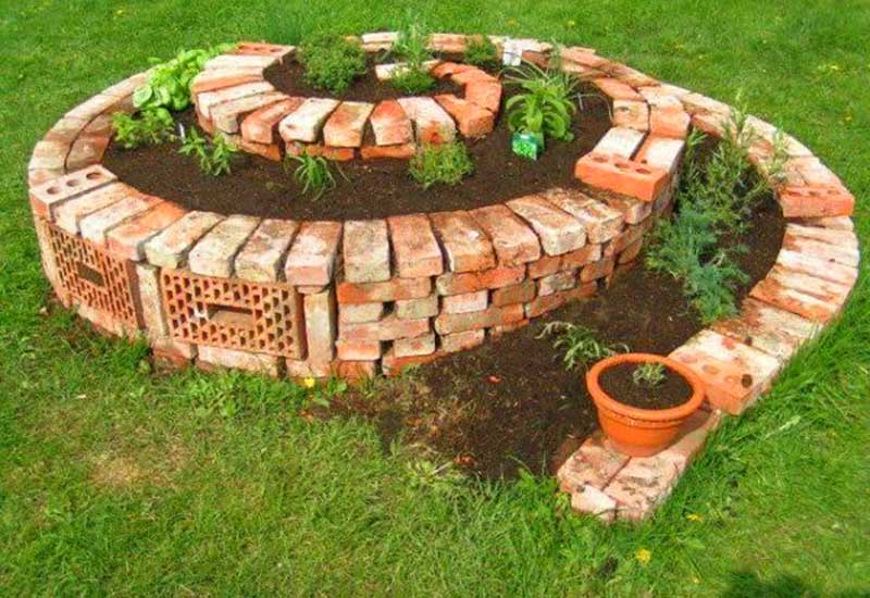 Tiểu cảnh góc sân vườn từ gạch trang trí