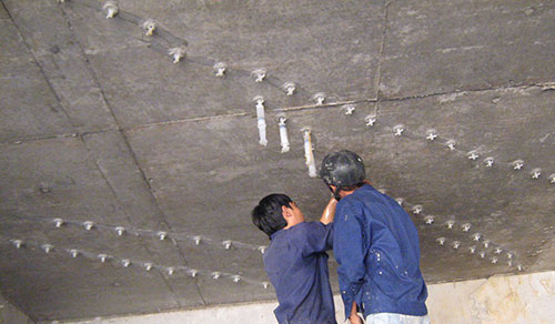 Bơm keo Epoxy để phục hồi kết cấu